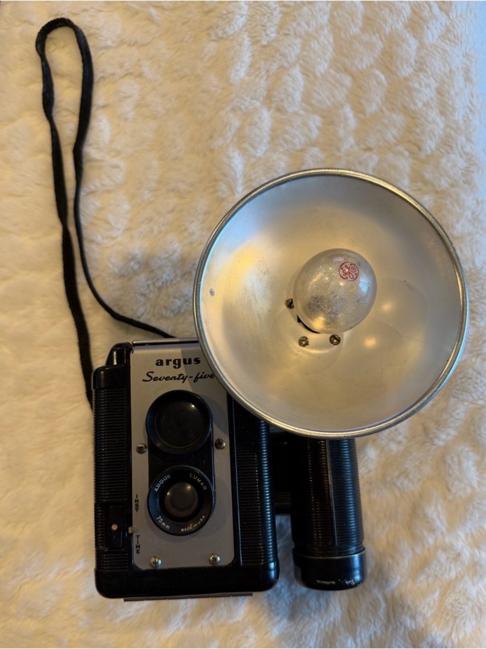 VINTAGE ARGUS SEVENTY-FIVE CAMERA W/FLASH BULB REFLECTOR & STRAP. UNTESTED.